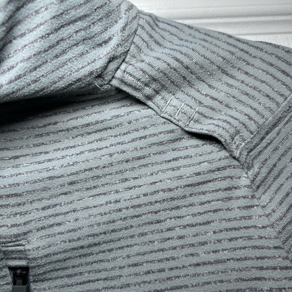 Lululemon Men’s Surge 1/2 Zip Long Sleeve Shirt- Gray Striped/ Size Small - Picture 4 of 6
